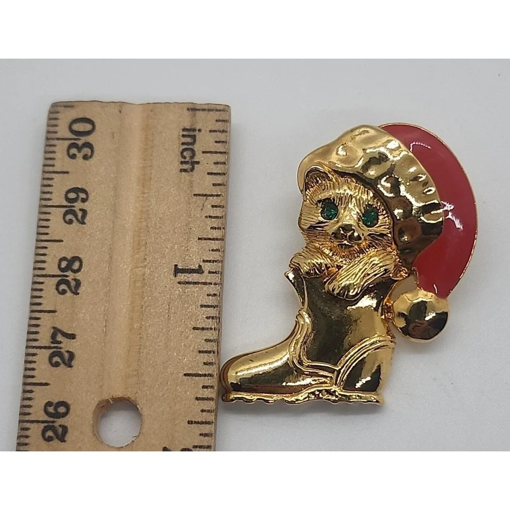Vintage gold‎ tone AVON Christmas holiday CAT in boot & Santa hat brooch pin